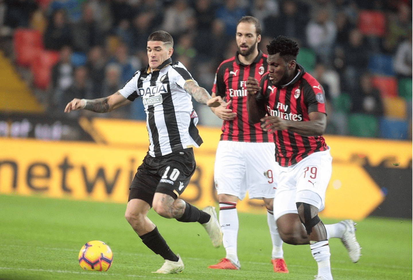 关于深圳男篮训练开放日；赛前官宣签约引欢呼；西甲在即；数据趋势出现新变化的信息